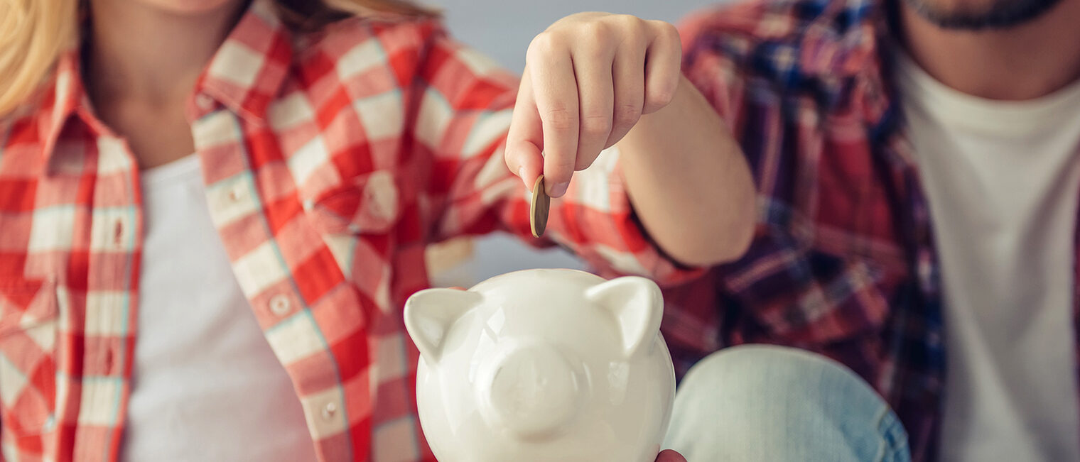 Pretty girl is putting a coin into a piggy bank that her handsome father is holding. Both are smiling while sitting on sofa at home Schlagwort(e): Beautiful, Male Beauty, Portrait, Girls, Women, Females, Men, Males, Comfortable, Savings, Facial Expression, Piggy Bank, Cute, Coin, Currency, Young Adult, Adult, Child, Smiling, Sitting, Teaching, Beauty, Caucasian Ethnicity, Communication, Togetherness, Happiness, Love, Concepts, Small, Education, Finance, Lifestyles, Childhood, Cheerful, Human Face, Daughter, Father, Family, People, Domestic Room, Home Interior, Casual Clothing, Sofa
