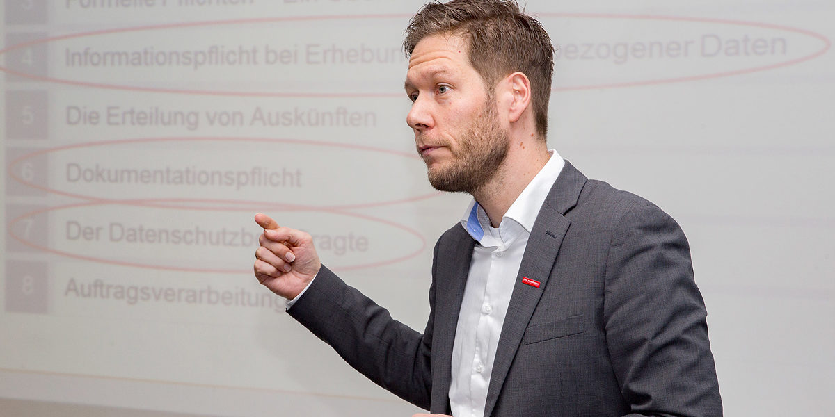 Referent Dr. Markus Peifer beim Vortrag zur neuen DSGVO
