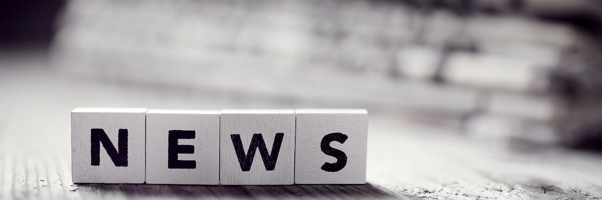 News and newspaper headlines concept for media, journalism, press or newsletter Schlagwort(e): news, newsletter, media, daily, daily newspaper, information, wood, publish