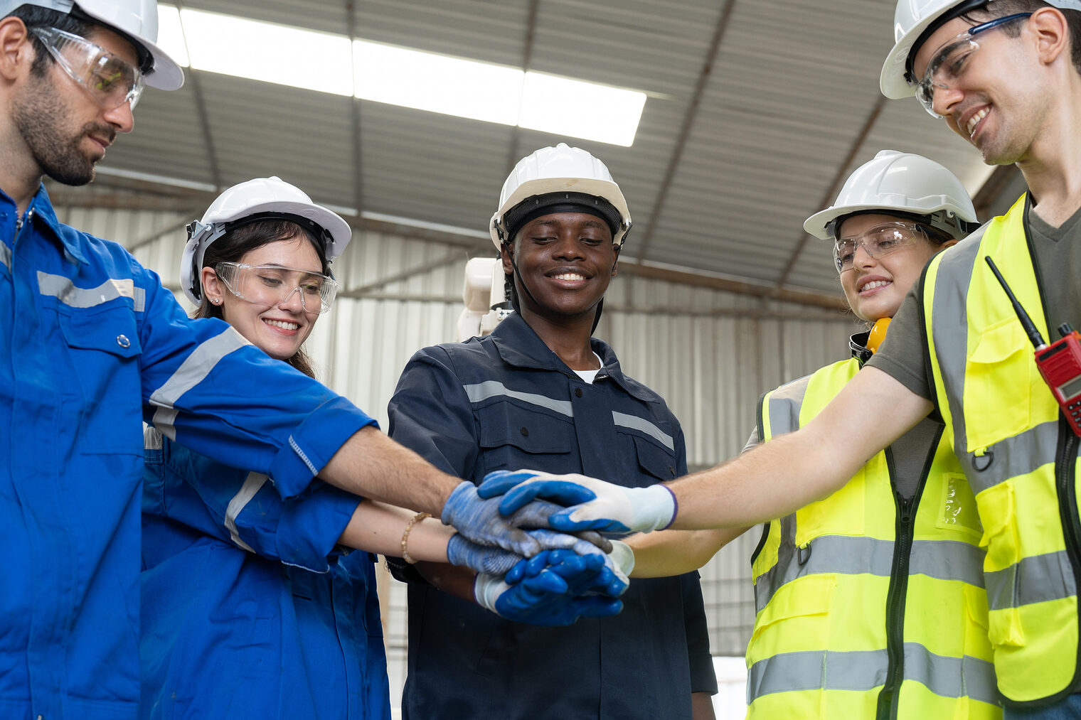 Internationale Fachkräfte Eine Gruppe von Handwerkerinnen und Handwerkern aus unterschiedlichen Ländern.