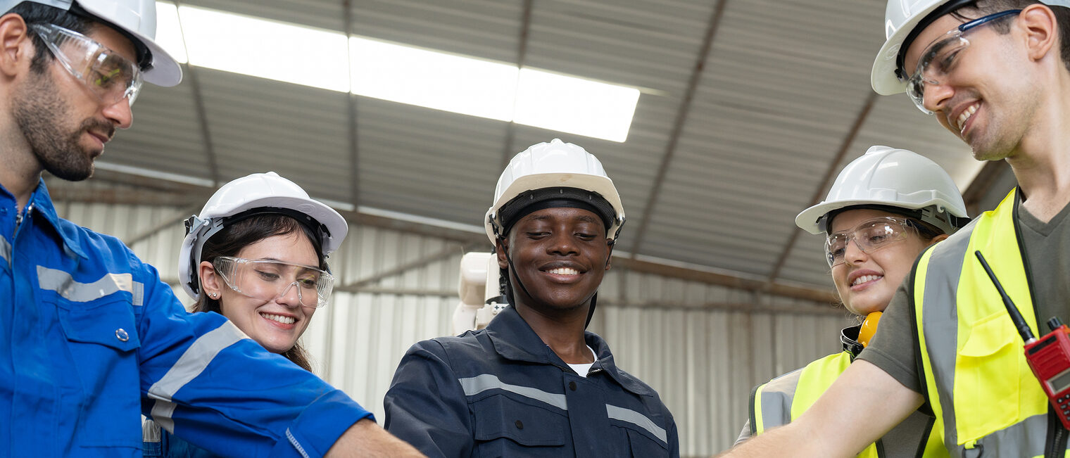 Internationale Fachkräfte Eine Gruppe von Handwerkerinnen und Handwerkern aus unterschiedlichen Ländern.