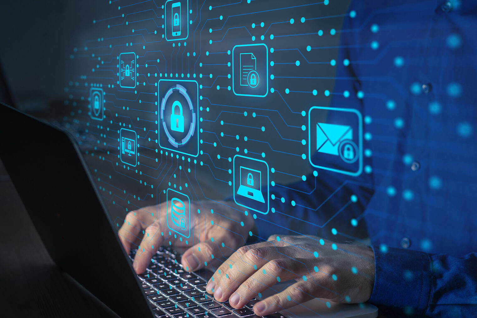 Ein Mann arbeitet an einem Laptop. IT-Sicherheit