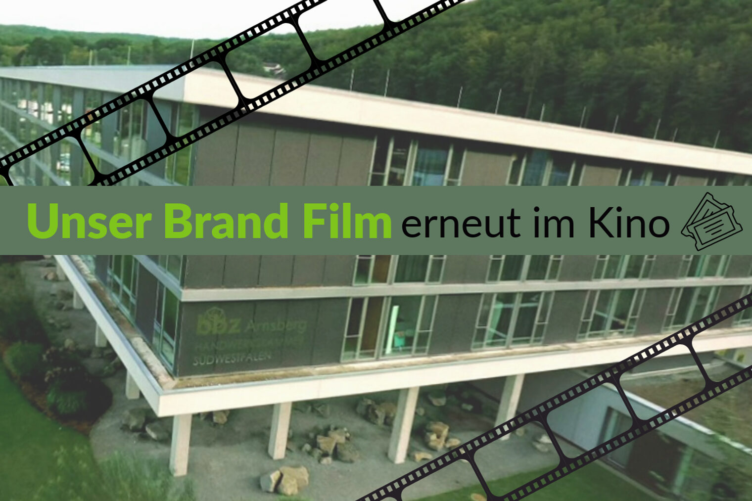 Brand Film des bbz Arnsberg Eine Luftaufnahme des bbz Arnsberg mit der Aufschrift: "Unser Brand Film erneut im Kino".